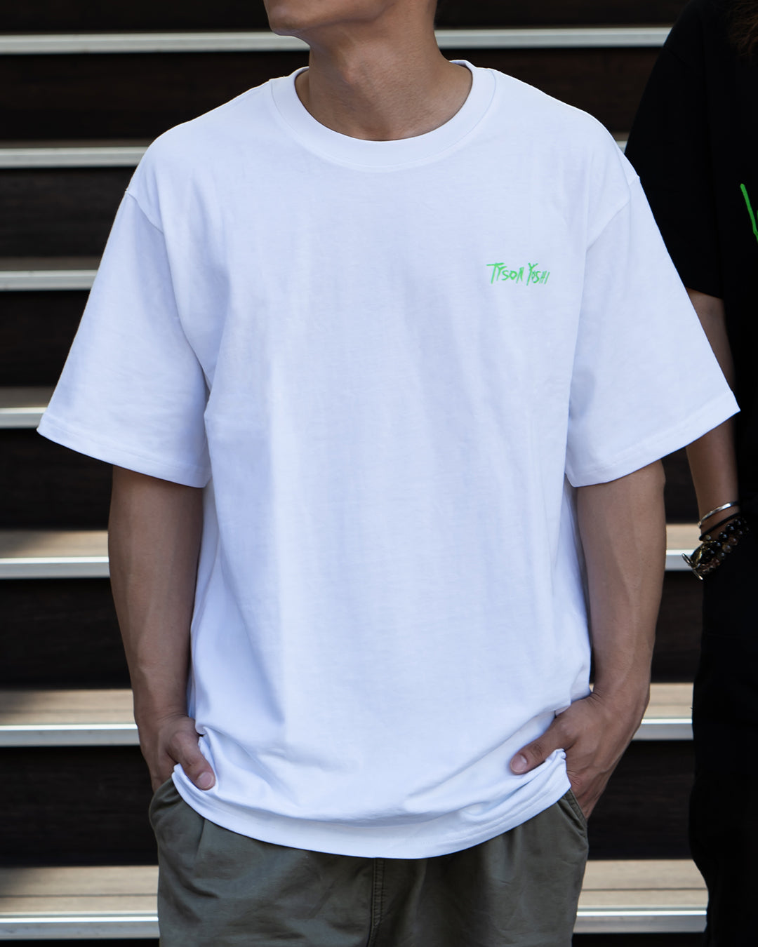 TYSON YOSHI -《M.N.W.O》LOGO PRINT T-SHIRT